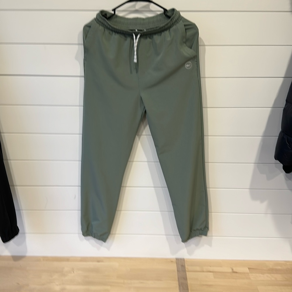 EUC vineyard vines boys joggers size XL (18) light green